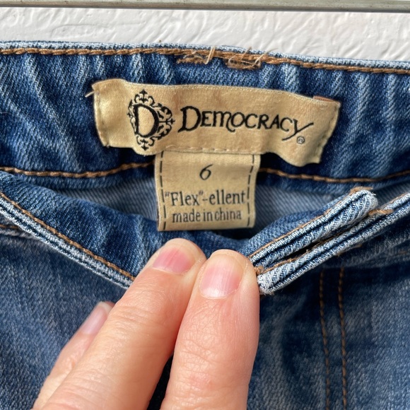 🌿DEMOCRACY Cropped Floral Embroidered Denim Jeans - Picture 6 of 7